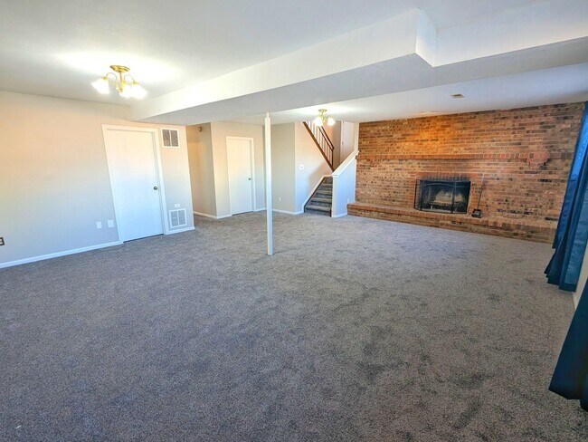 Building Photo - 5 Bedroom Three Bath, Great Location