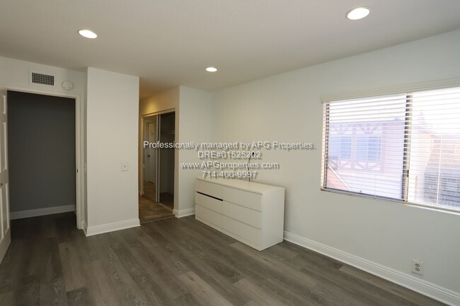 Building Photo - 2 Bedroom / 1.5 Bathroom condo with 2 car ...