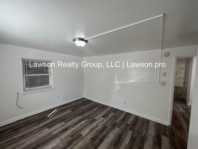 Building Photo - Suburban 739-741