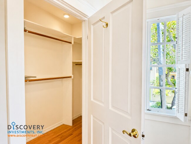 Building Photo - Classic Berkeley Condo with Tasteful Modern Updates