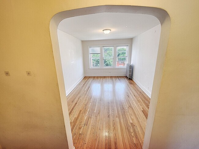 Building Photo - Spacious Renovated Top Floor 2bed/1bath In West Rogers Park