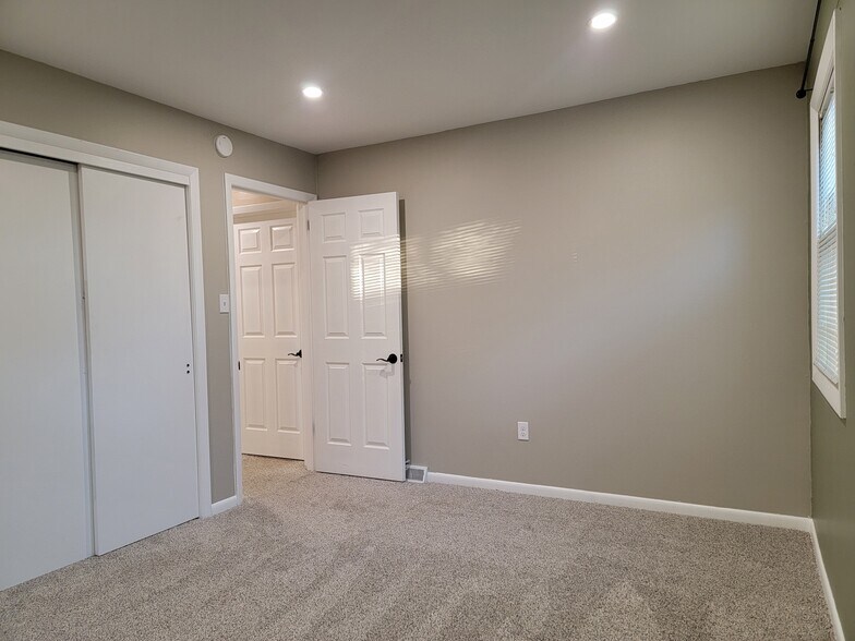 Building Photo - 40 Pine Crest Dr