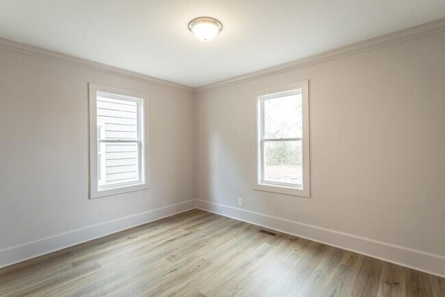 Building Photo - Three Bedroom One Bathroom House For Rent