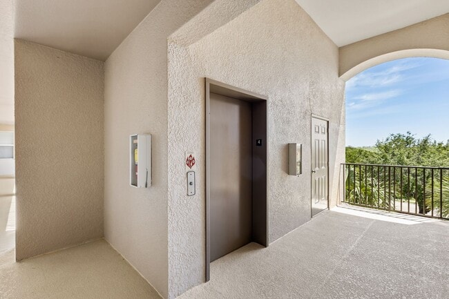 Building Photo - ** HERITAGE BAY ** 2 BED / 2 BATH - CONDO ...