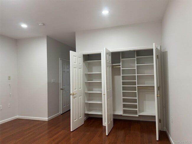 Building Photo - 137 Pond View Dr