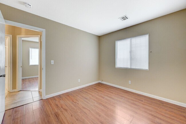 Building Photo - Rare Single Story Home with hard flooring!