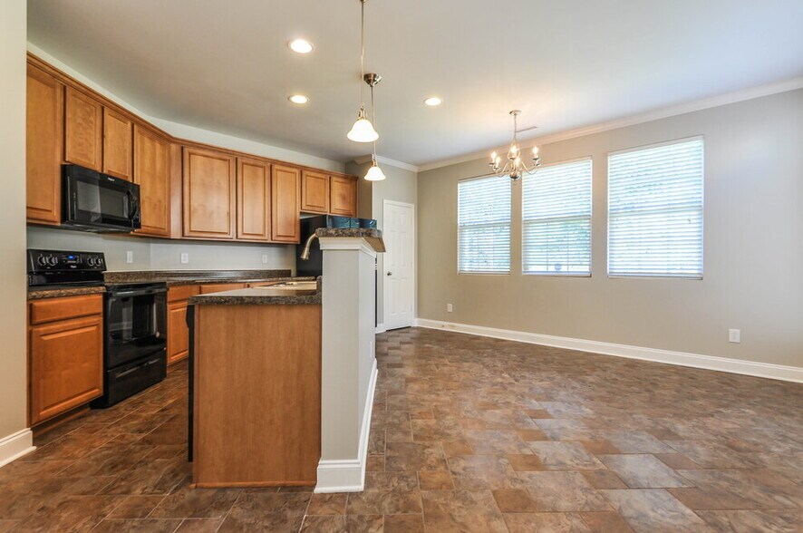 Building Photo - 130 Norwich Dr