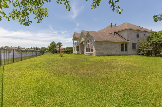 Building Photo - 162 W Hullwood Ct
