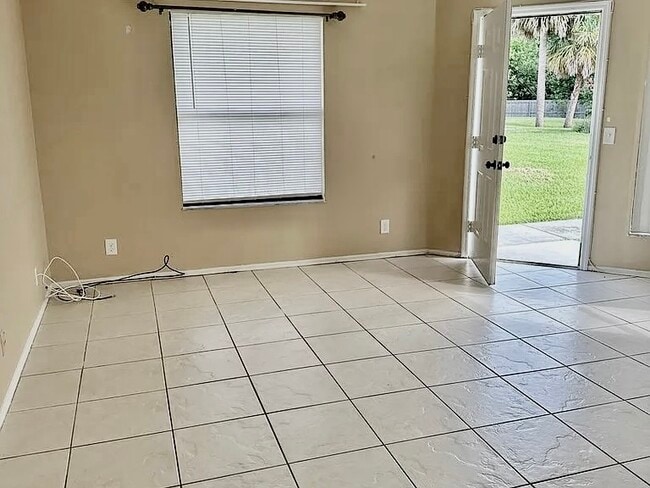 Building Photo - 2818 Stoneway Ln