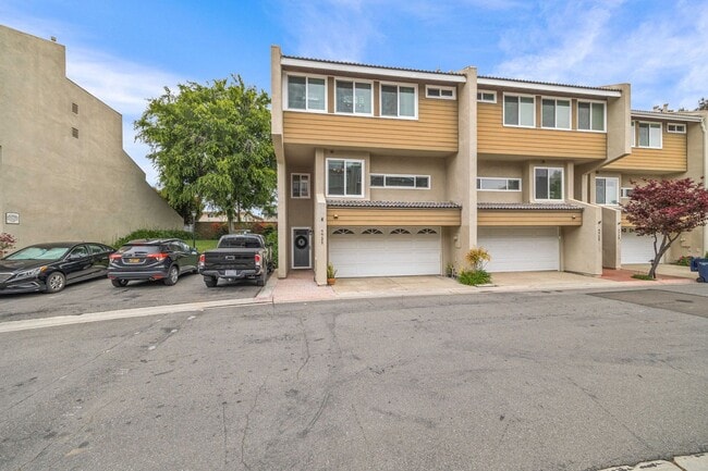 Building Photo - Large townhome in Huntington Beach!