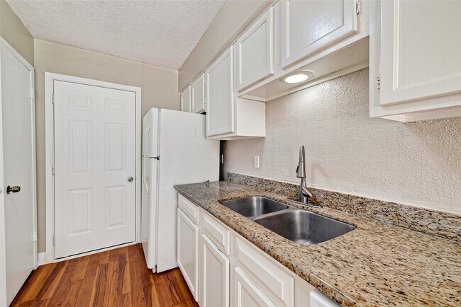 Building Photo - 13847 Cherry Hollow Ln