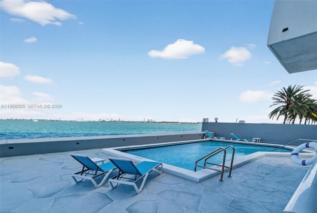 Building Photo - 555 NE 30th St