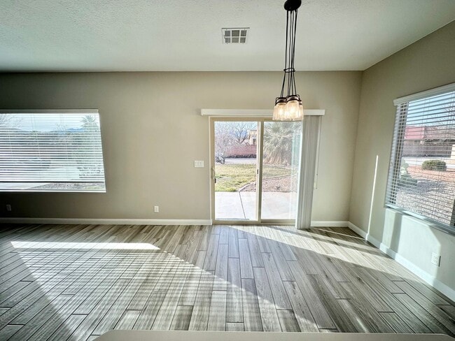 Building Photo - Red Mountain Jewel!  WITH SOLAR PANELS!!