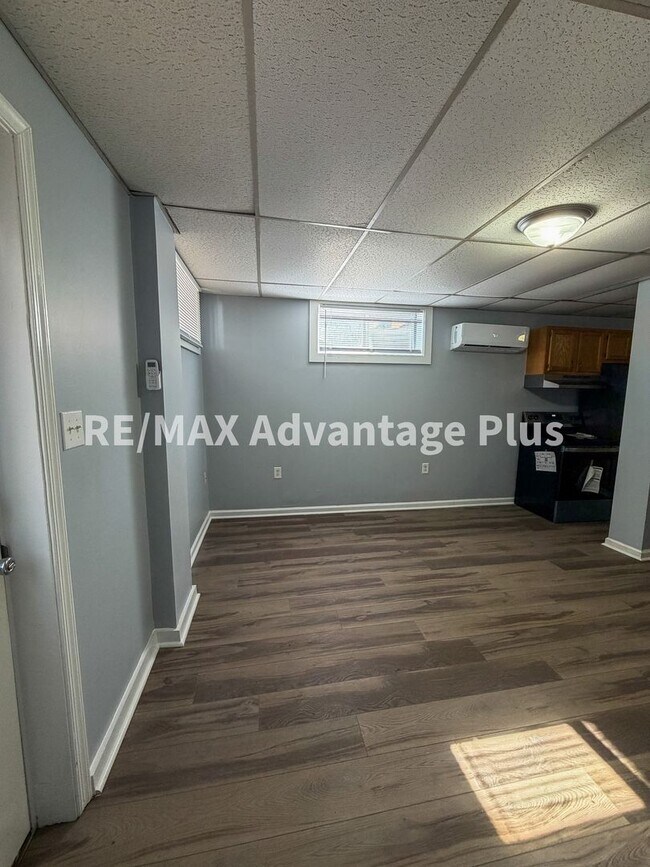 Building Photo - 400 S Main St