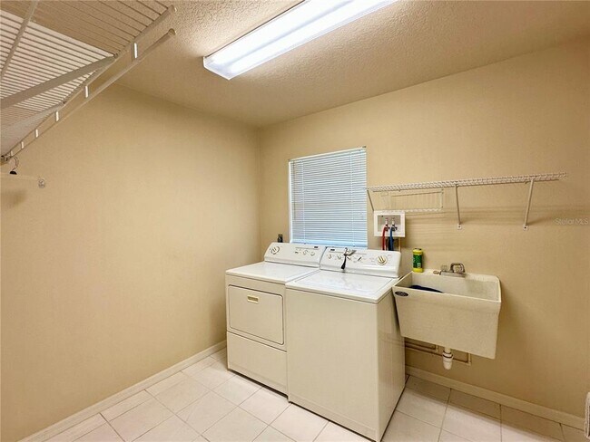 Building Photo - 5024 Southern Pine Cir
