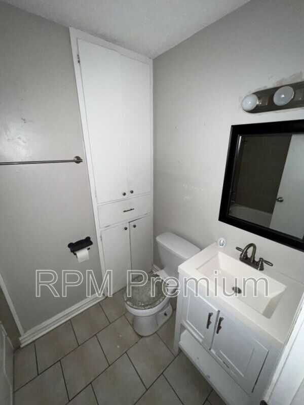 Building Photo - 5106 Tristian Ave