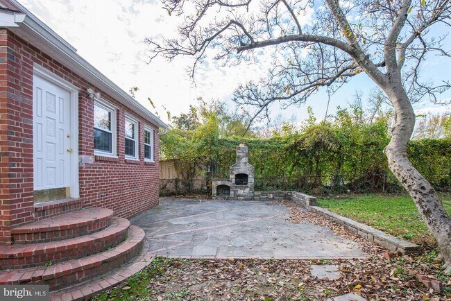 Building Photo - 4307 Fessenden St NW
