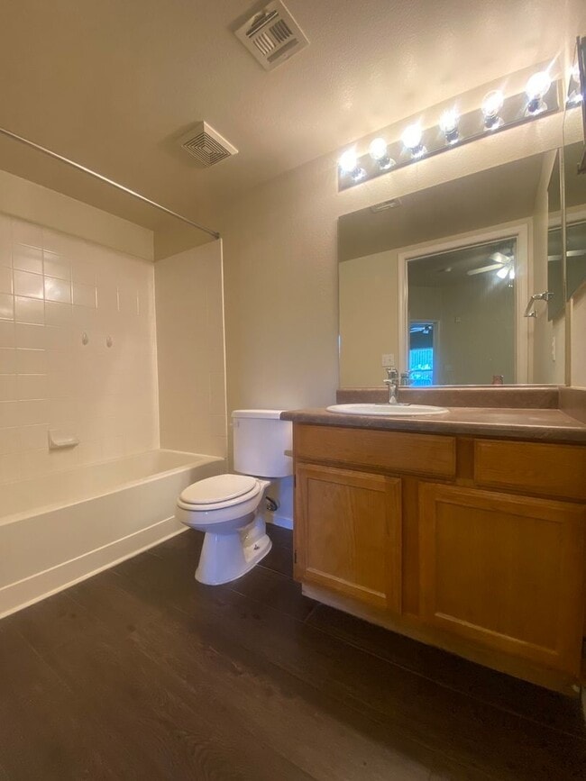 Building Photo - Beautiful unfurnished 2 bedroom in the Sou...