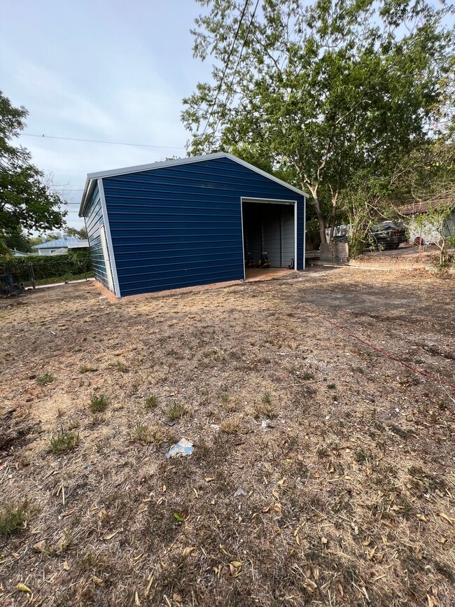 Building Photo - 807 Rigsby Ave