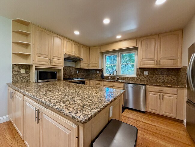 Building Photo - 832 Cathedral Dr