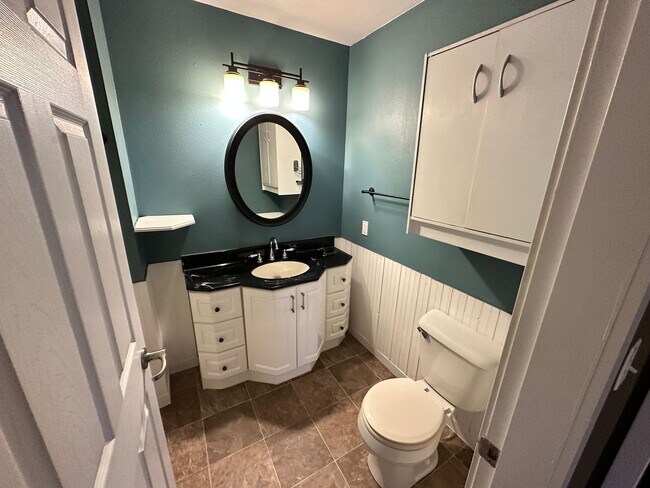 Building Photo - Cute 3 bed 2 bath House Available Now!