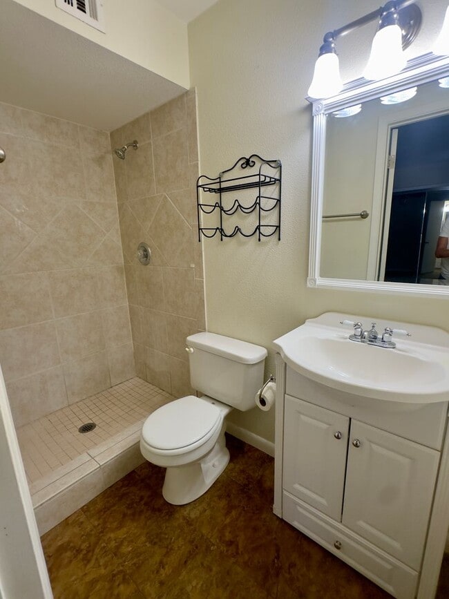 Building Photo - 2 Bed 2 Bath Duplex Long Term Rental!