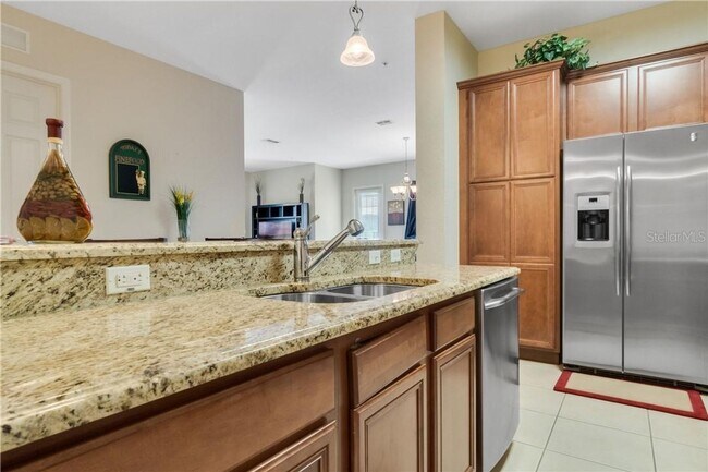 Building Photo - Beautiful WATERFRONT 3 bedrooms Condo located in MetroWest with ELEVATOR! Rare find!