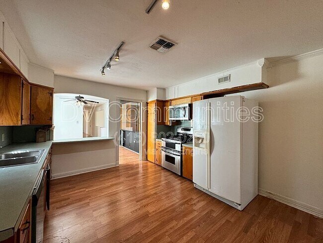 Building Photo - 817 Westmont Dr