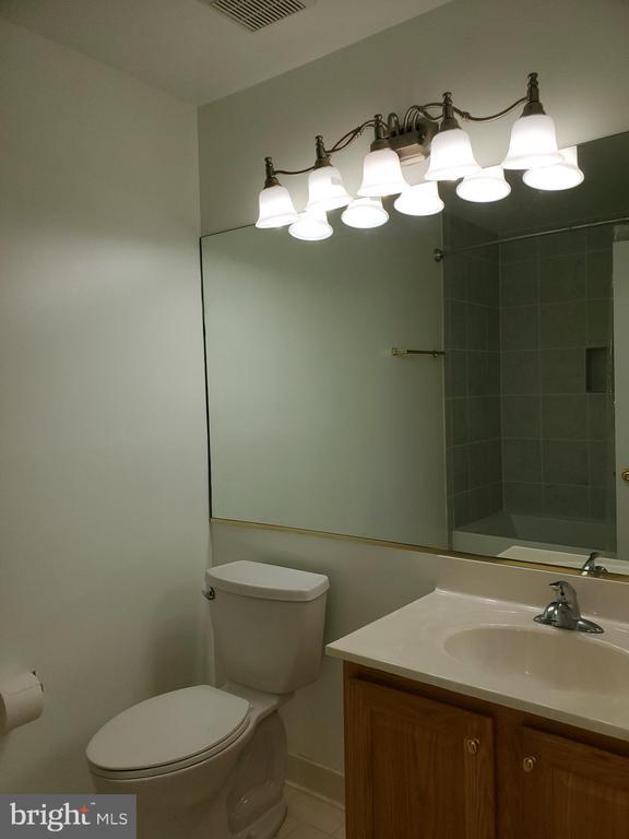 Building Photo - 652 Currant Ct