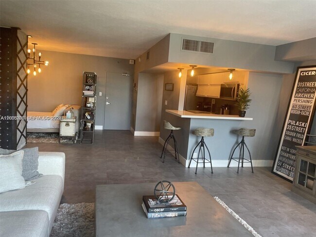 Building Photo - 1000 West Ave