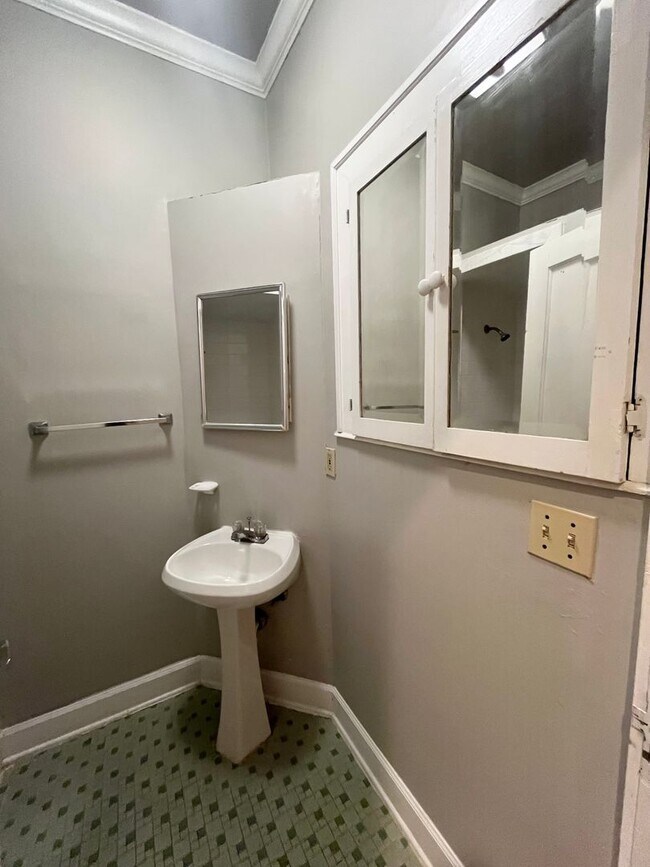 Building Photo - 4bed/2bath corner lot house in Hyde Park