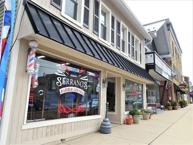 Building Photo - 125 E Main St