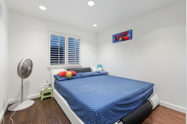 Building Photo - Welcome to elegant living in the heart of ...