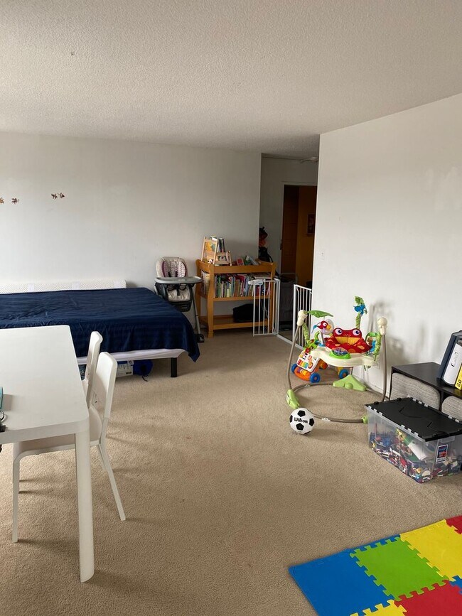 Building Photo - Large 1bd in desirable Brook House. West f...