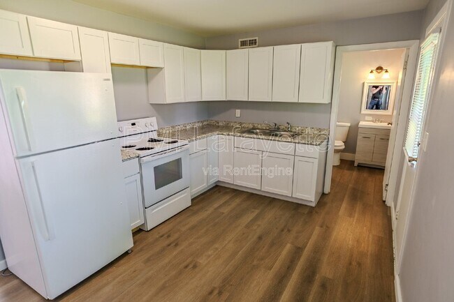 Building Photo - 2310 Sequoya Dr