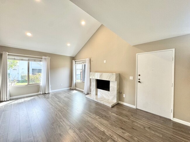 Building Photo - Beautiful 4B 2BA Home w/ AC, W/D, & Solar Panels!