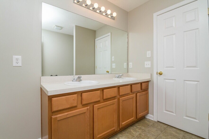 Building Photo - 902 Grand Oak Dr