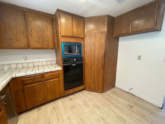 Building Photo - Golf Course- On The Mesa 3 Bedrooms, 2 Bathrooms, New Paint,