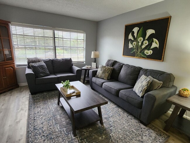 Building Photo - Spacious 2 Bedroom 2 Bath Condo  October l...