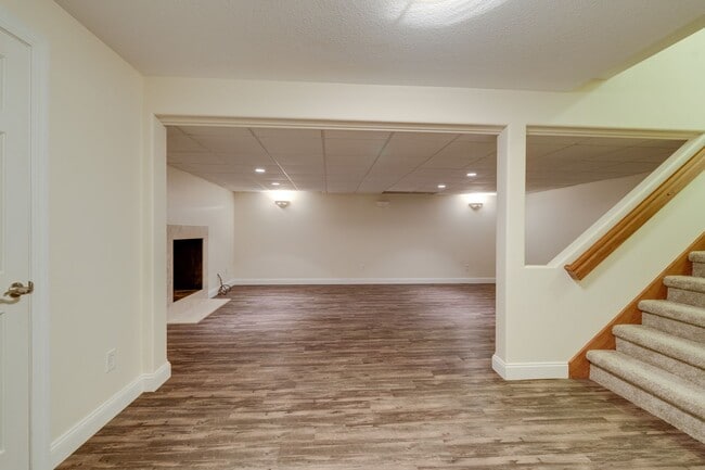 Building Photo - 4 bed 2 full bath 2 half bath home in Lamb...