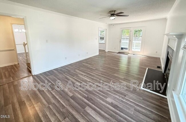 Building Photo - 401 Holly Berry Ln
