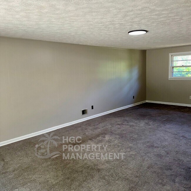 Building Photo - 5 Castlewood Dr