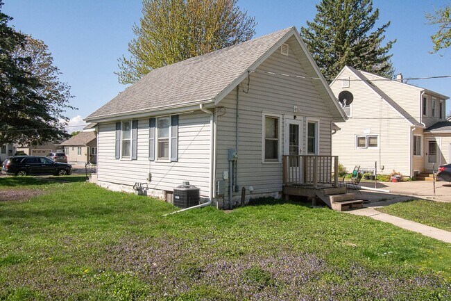 Building Photo - Adorable Austin home on corner lot with 2-car garage!