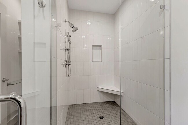 Building Photo - Modern living in Salemtown!