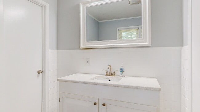 Building Photo - Charming Updated Home in Bluewater Bay – N...