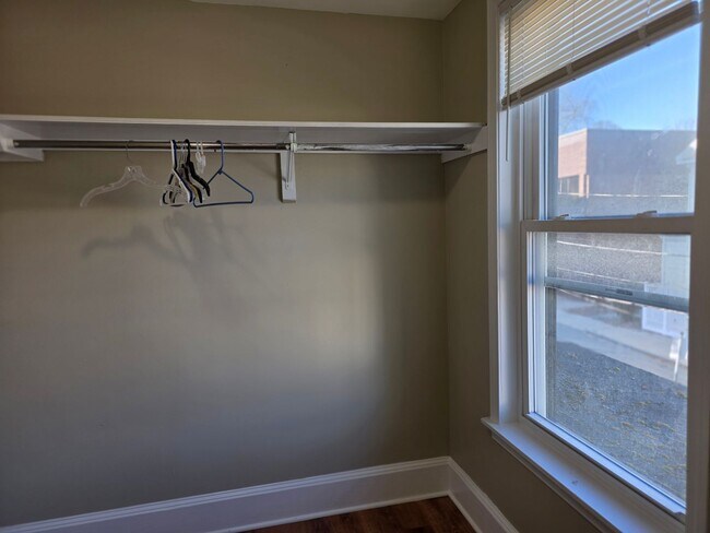 Building Photo - No Brokers Fee, In-Unit Laundry, Eat-in Kitchen, Large bedrooms, 3 Full Bathrooms