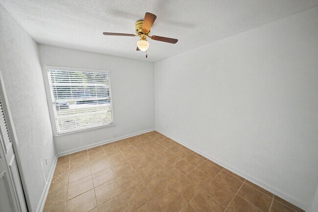 Building Photo - 823 Straight Ln