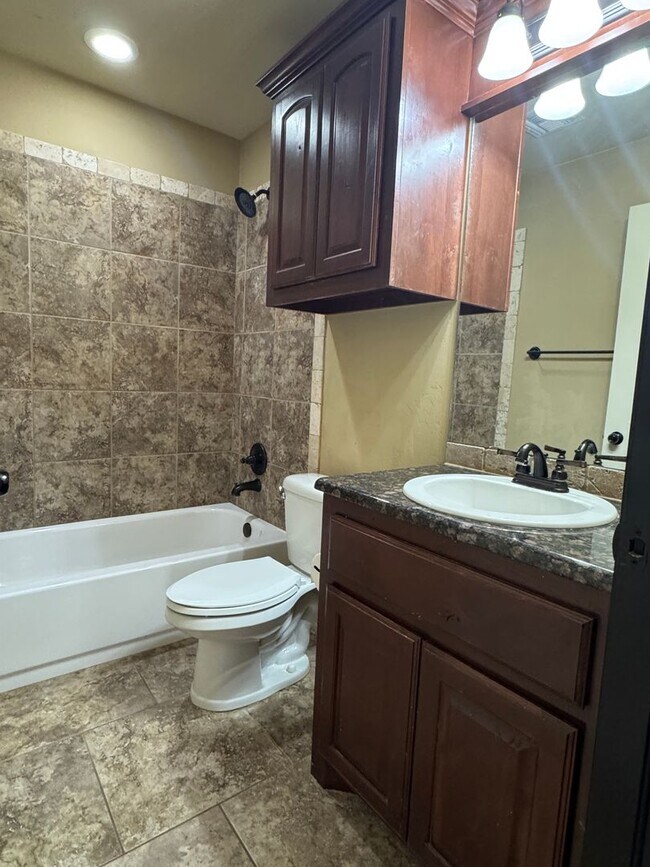 Building Photo - 7904 SW Powell Ct