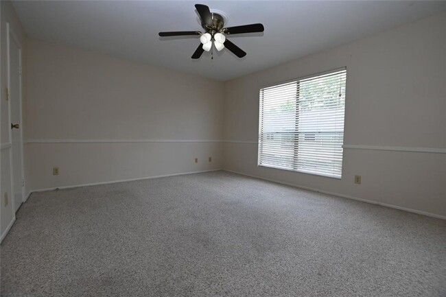 Building Photo - Charming One Bedroom!