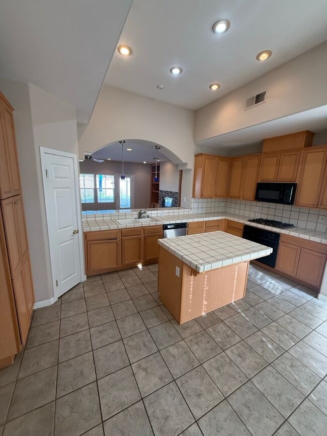 Building Photo - Spacious 5-Bedroom, 2-Bathroom Home in Southwest Bakersfield